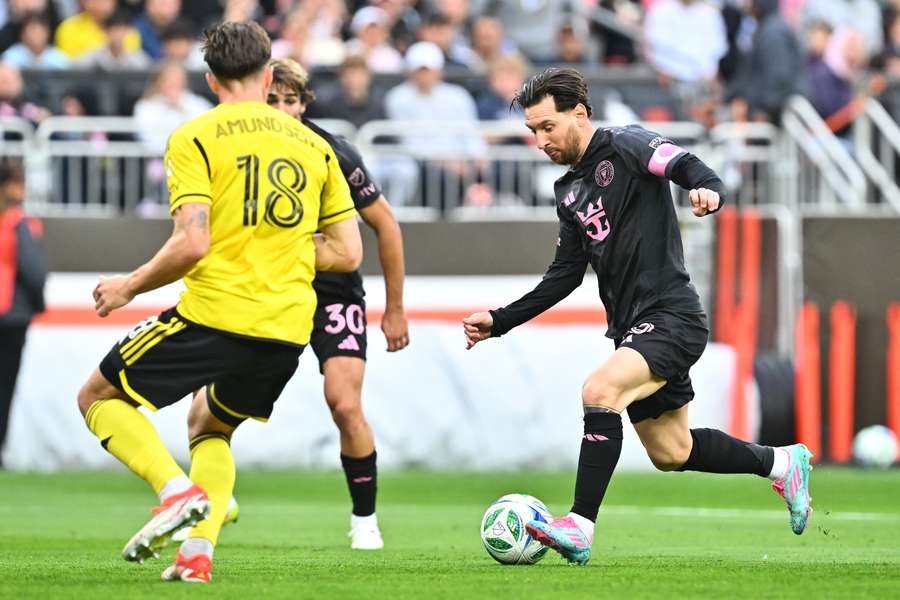 Lionel Messi (r.) am Ball