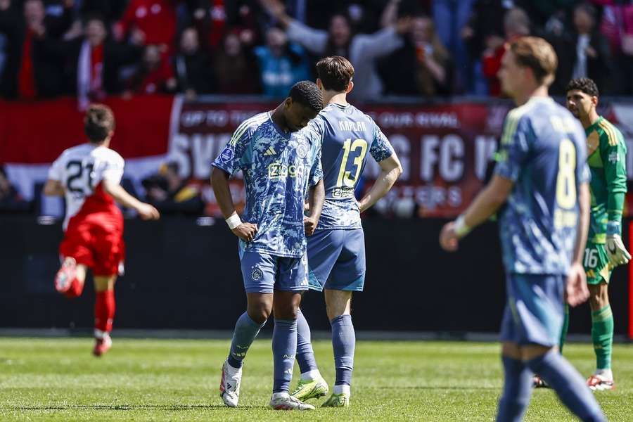 AJAX players look at the diaphone after approaching 2-0 in FC Utrecht AJAX players look at the diaphone after approaching 2-0 in FC Utrecht