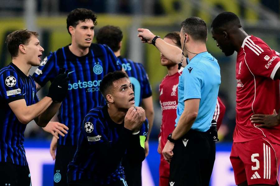 DFB-Schiedsrichter Felix Zwayer bei der Elfmeter-Entscheidung für Liverpool in Mailand DFB-Schiedsrichter Felix Zwayer bei der Elfmeter-Entscheidung für Liverpool in Mailand