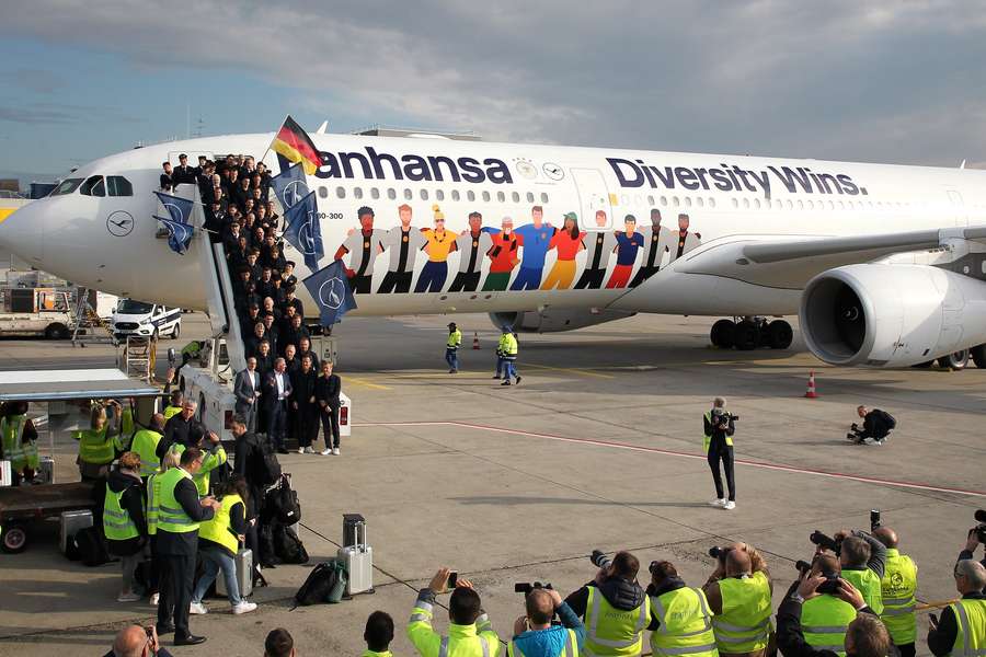 Fly on the wings of love - Tyskerne poserer inden Abfarht zum Doha.