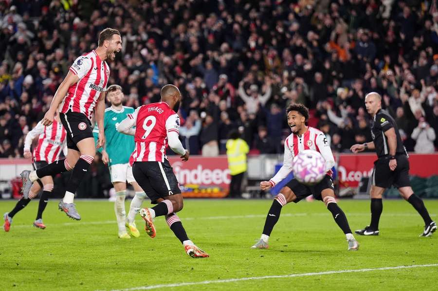 Brentford festeja perante o Liverpool Brentford festeja perante o Liverpool