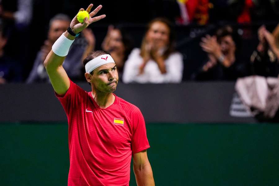 Lo spagnolo Rafael Nadal saluta il pubblico durante il suo quarto di finale di Coppa Davis contro l'olandese Botic Van de Zandschulp