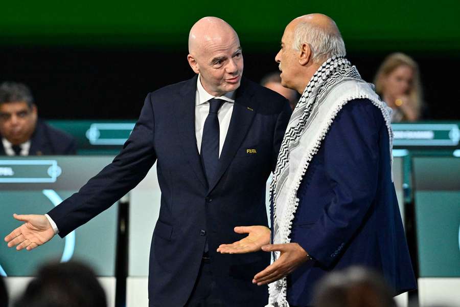 El jefe de la Federación Palestina, junto a Gianni Infantino