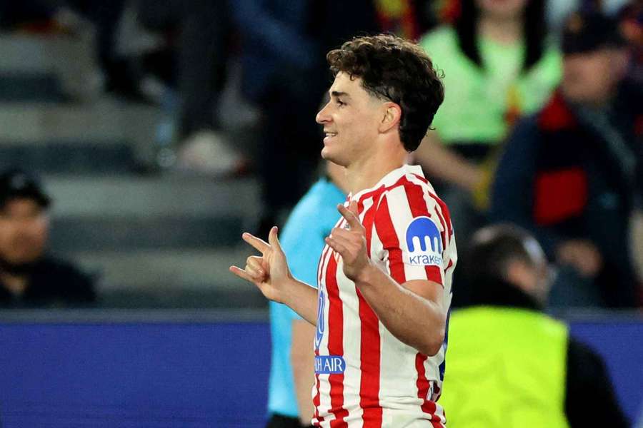 Julián Álvarez a inscrit un coup franc splendide Julián Álvarez a inscrit un coup franc splendide