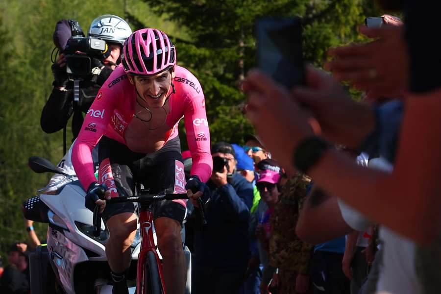 Geraint Thomas não resistiu ao ritmo de Primoz Roglic