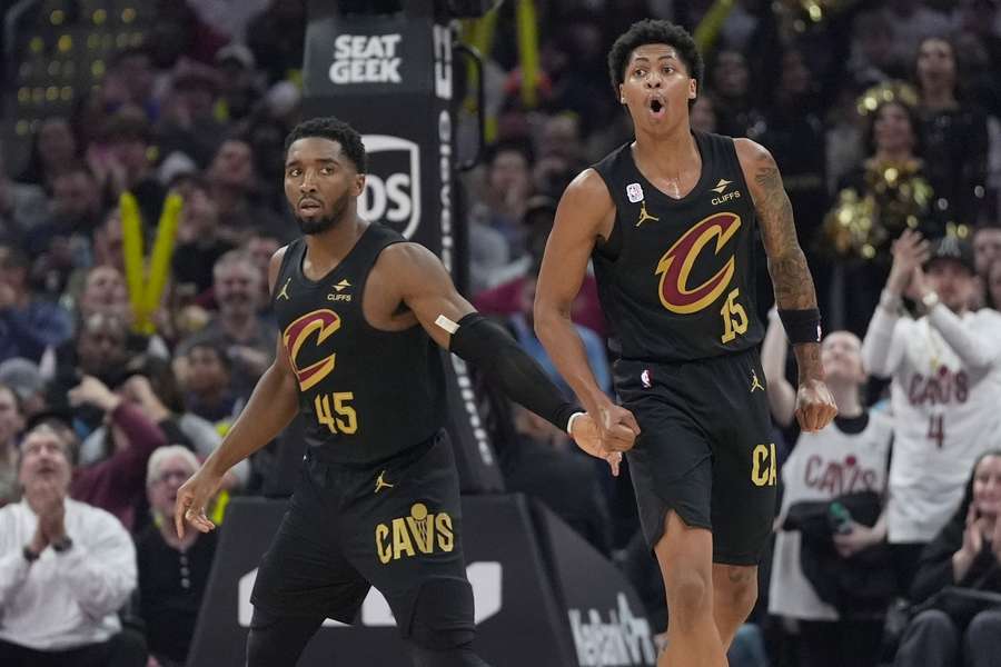 Meleek Thomas (a destra) festeggia accanto a Donovan Mitchell