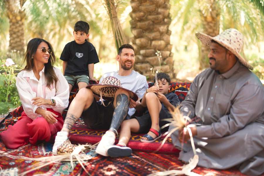 Messi e a família em campanha publicitária para o turismo saudita