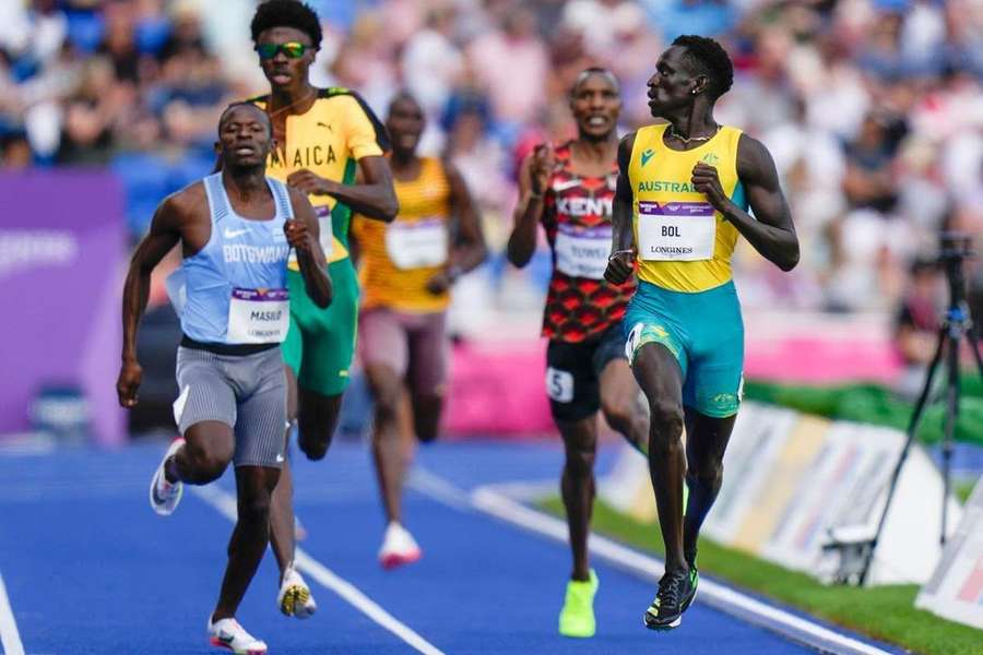 Peter Bol, à direita na fotografia, reclama inocência