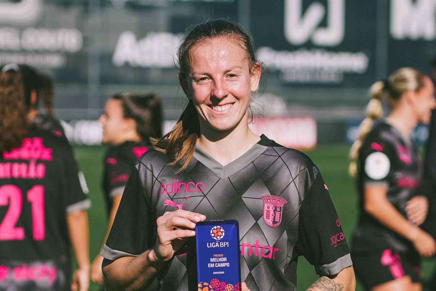 Malu Schmidt falhou um penálti, mas bisou e fez duas assistências