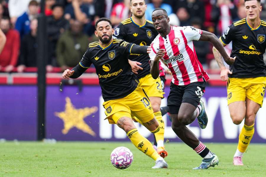 Man United's Matheus Cunha challenges Brentford's Michael Kayode