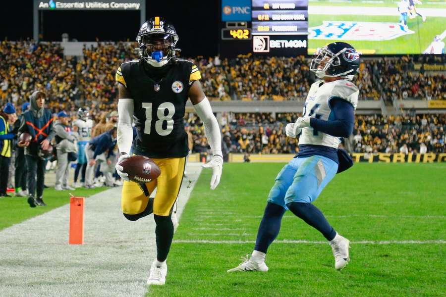 NFL: Diontae Johnson (l.) mit dem entscheidenden Touchdown zum Sieg für die Steelers.