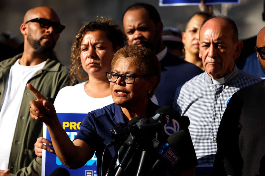 Karen Bass habla ante los medios