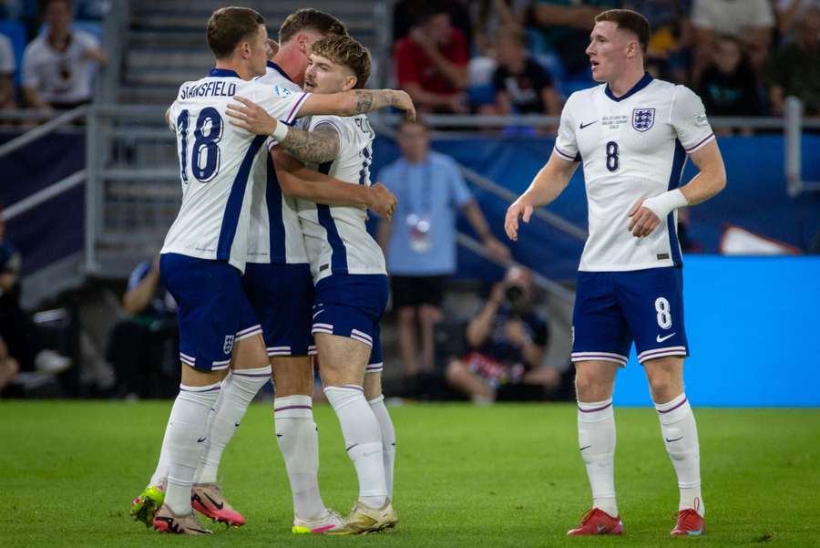 Inglaterra se adelantó por mediación de Harvey Elliott