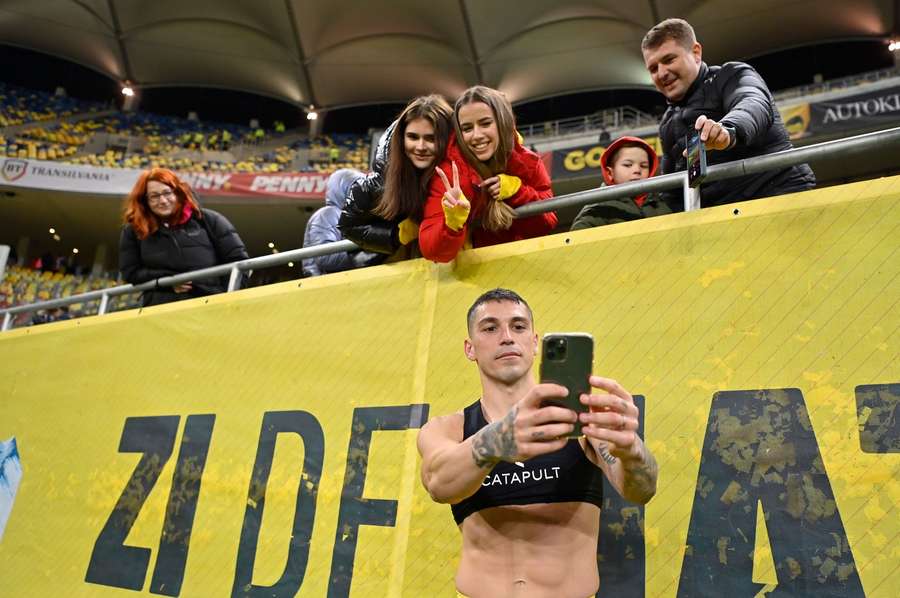 Stanciu își face un selfie cu suporterii la final de meci