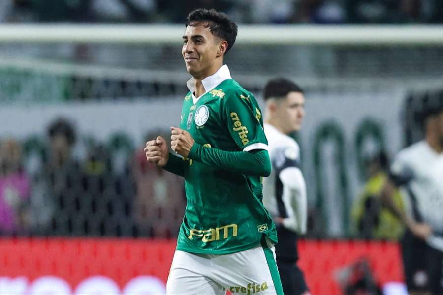 Vitor Reis marcou primeiro gol pelo Palmeiras em estreia como titular