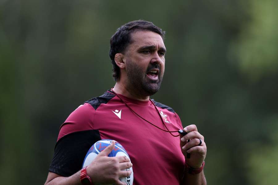 Jonathan Thomas coaching Wales