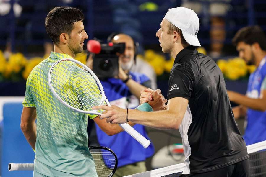 Griekspoor pakt in Dubai vijf sets tegen bij vlagen briljant spelende Djokovic