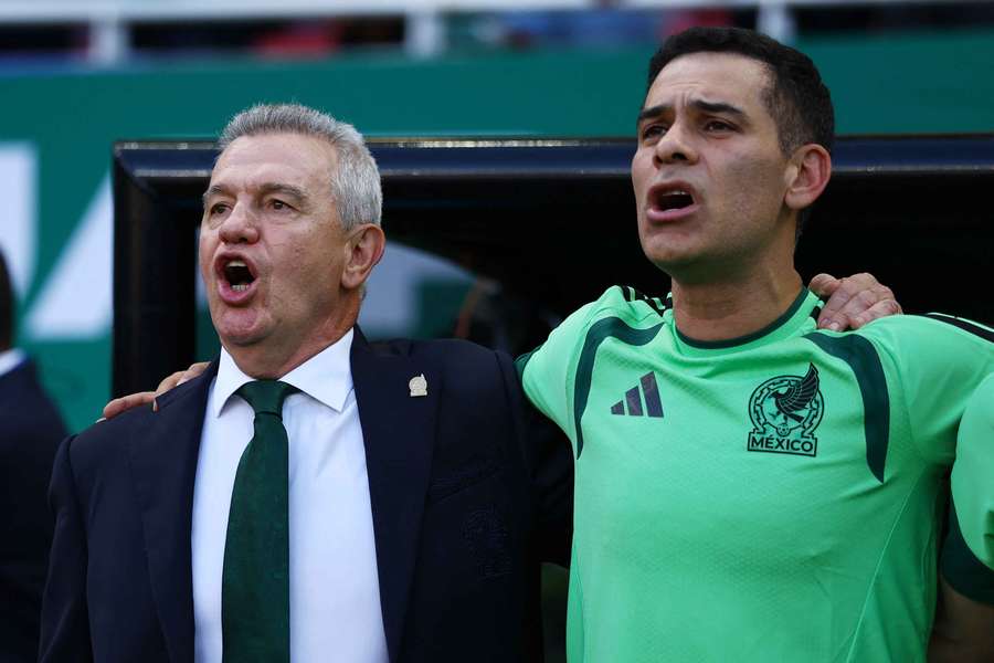Javier Aguirre (z lewej) i Rafael Marquez (z prawej)