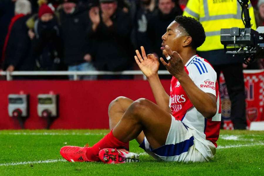 Lewis-Skelly świętował swoje trafienie do siatki Manchesteru City jako Erling Haaland.