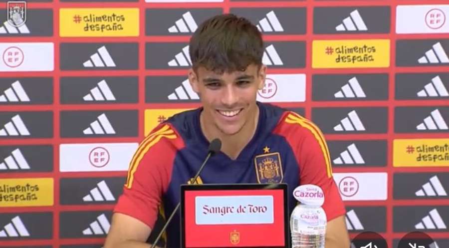 Gabri Veiga, in conferenza stampa con la maglia della Nazionale.