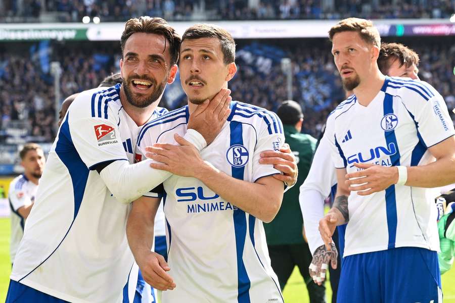 Karaman und Schallenberg feiern nach dem Sieg mit den Fans.