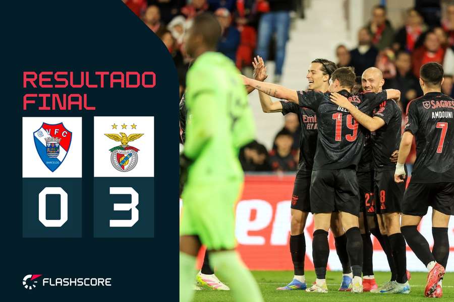 Belotti festeja com os companheiros o segundo golo do Benfica
