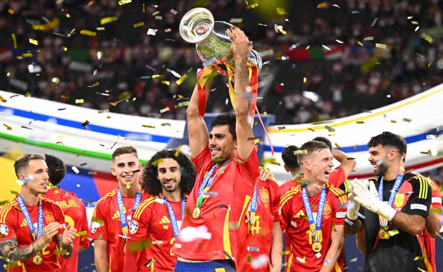 Rodri s trofejou pre víťaza EURO 2024.