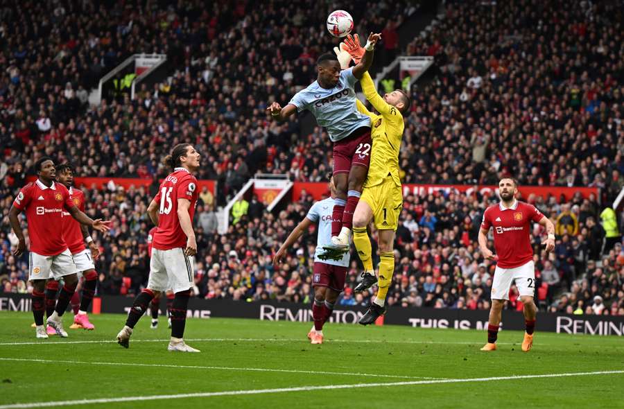 Aston Villa's Columbian striker Jhon Duran (L) fights for the ball with Manchester United's Spanish goalkeeper David de Gea during the English Premier League football match between Manchester United and Aston Villa