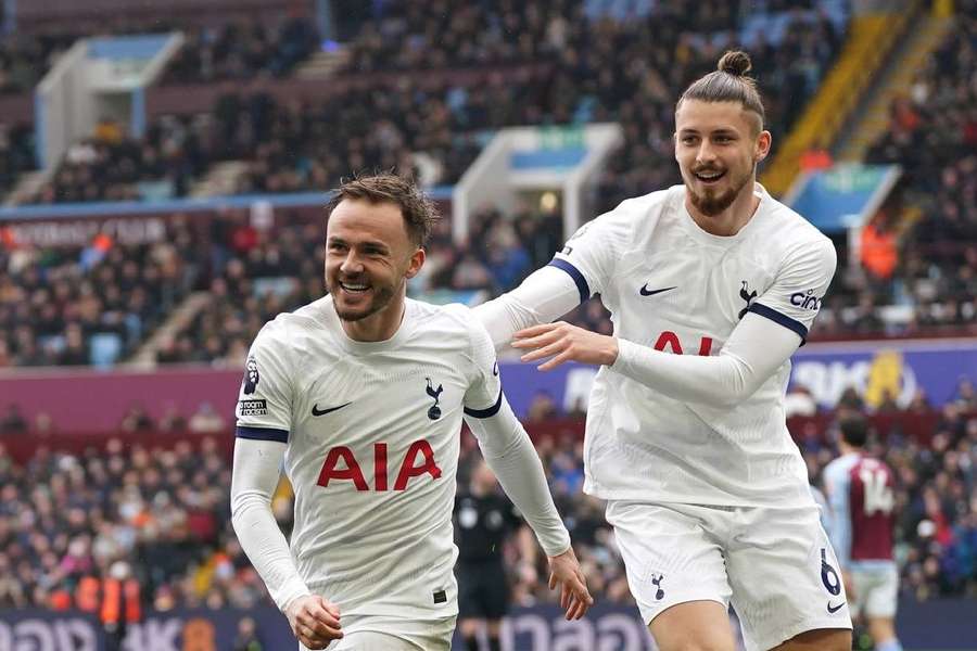 Radu Drăgușin și James Maddison după marcarea primului gol al lui Tottenham