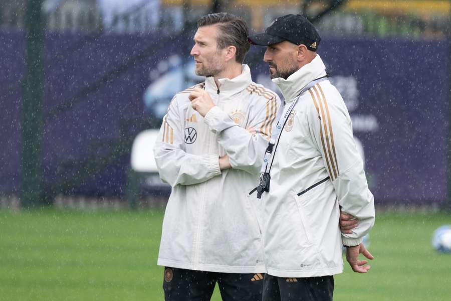 DFB-Coach Antonio di Salvo (r.) hofft auf einen guten Turnierstart.