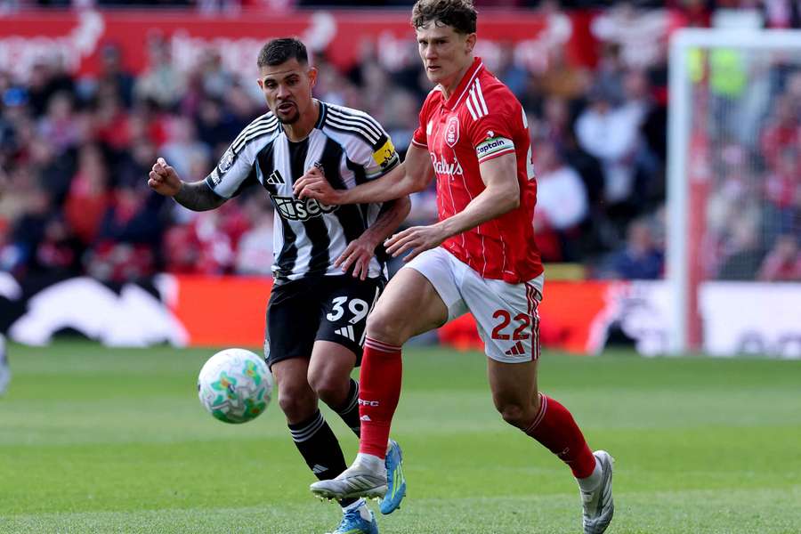 Ryan Yates em disputa de bola com Bruno Guimarães