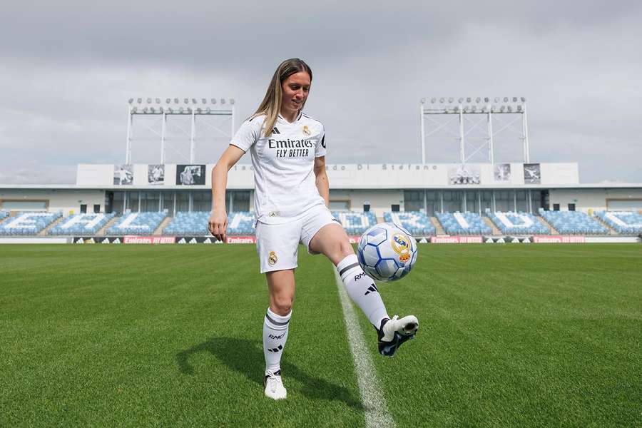 Eva Navarro da sus primeros toques como madridista.