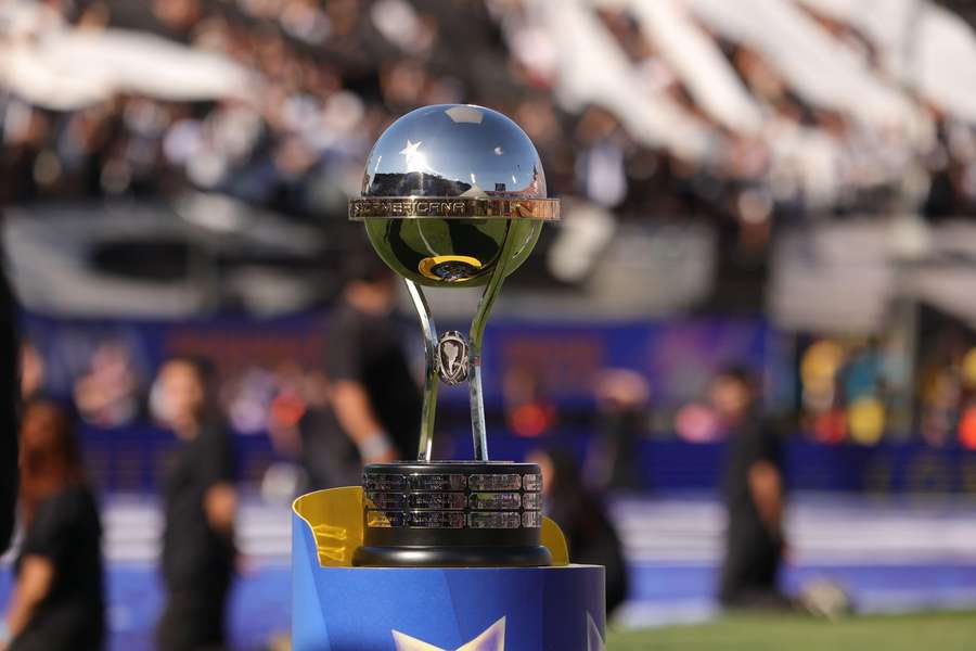 O troféu que será entregue ao campeão da Sul-Americana