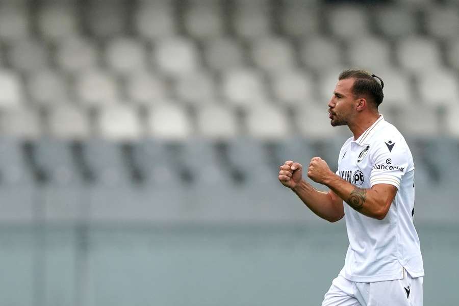 Samu, médio do Vitória SC