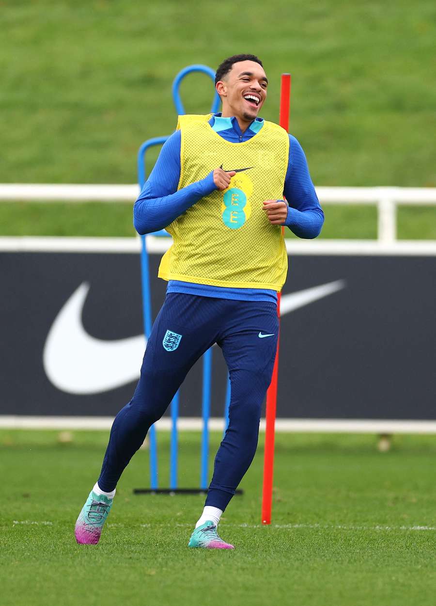Trent Alexander-Arnold participou na última sessão de treino da Inglaterra antes do jogo de qualificação para o Euro 2024 contra Malta