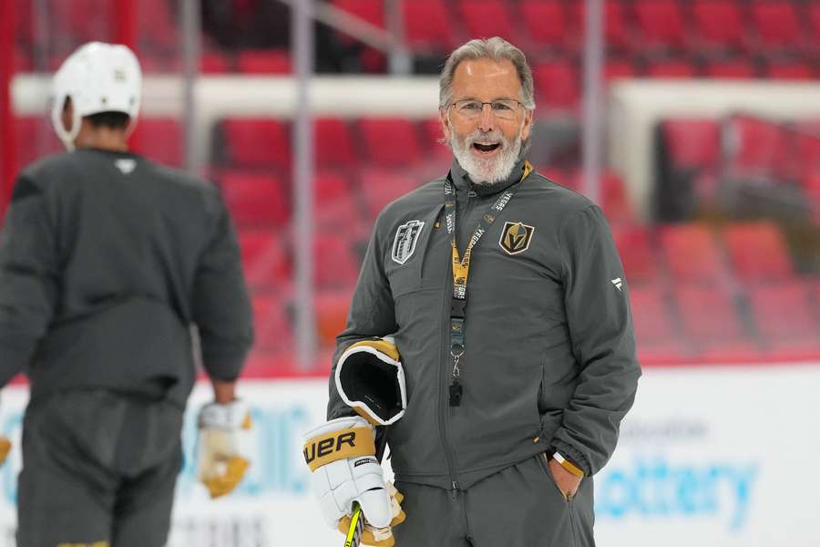 Tortorella je na odchode z Vegas. Tortorella je na odchode z Vegas.