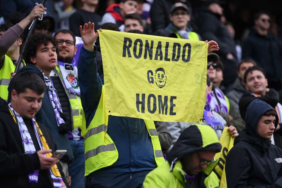 Aficionados del Real Valladolid CF sostienen una pancarta de protesta contra Ronaldo, presidente del Real Valladolid CF