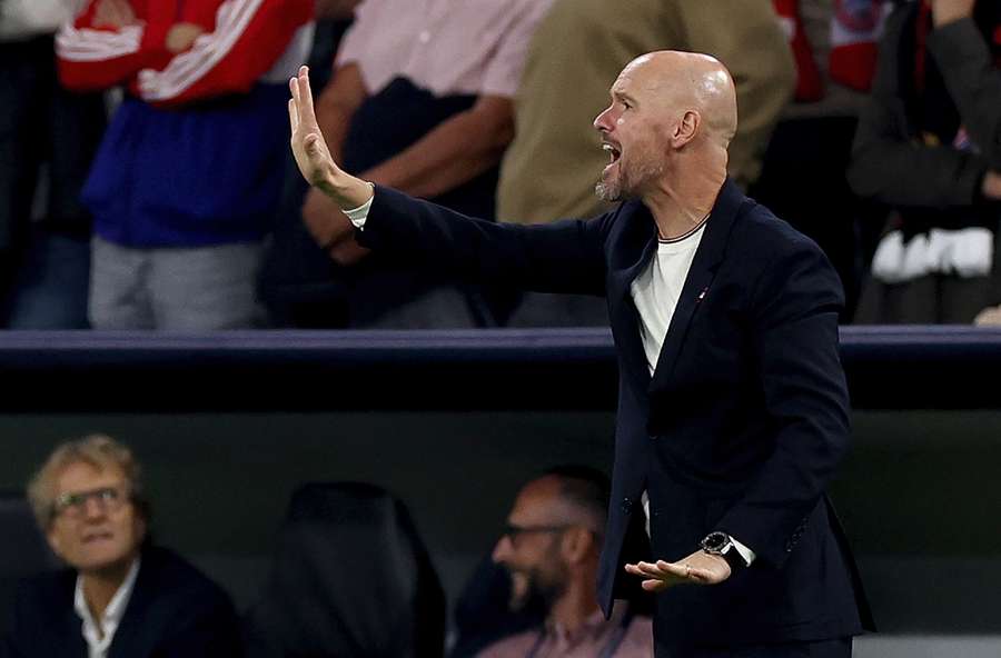 Erik ten Hag aan de zijlijn tijdens de wedstrijd tegen Bayern