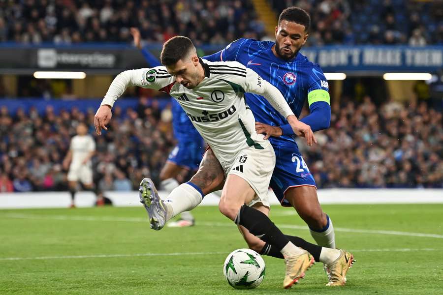 Rúben Vinagre em luta com Reece James