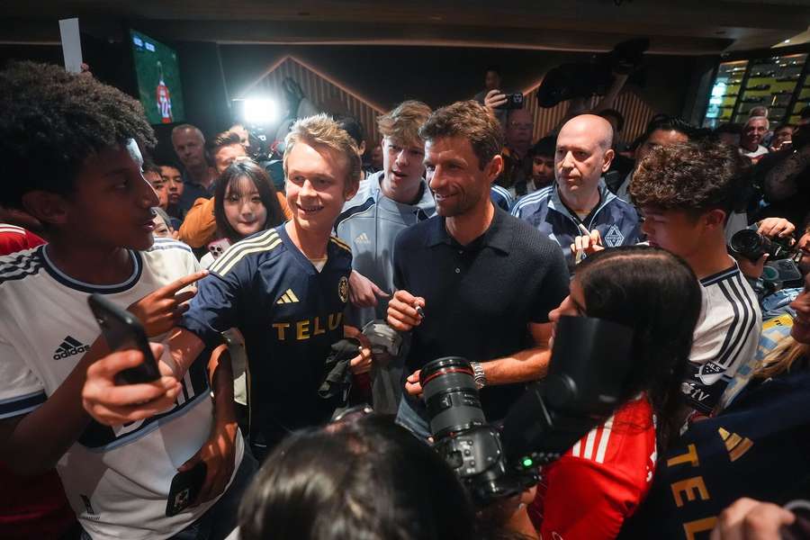 Thomas Muller asaltat de presă și fani în Vancouver 