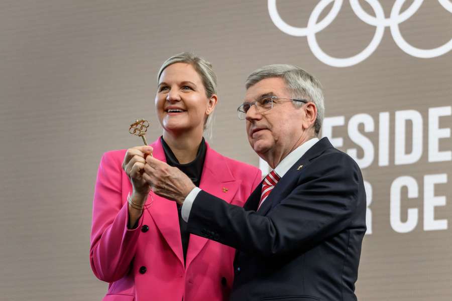 Thomas Bach consegna la chiave a Kirsty Coventry