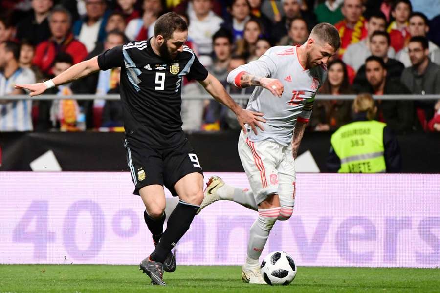 Sergio Ramos ante Higuaín, en el España 6-1 Argentina de 2018 en Madrid Sergio Ramos ante Higuaín, en el España 6-1 Argentina de 2018 en Madrid