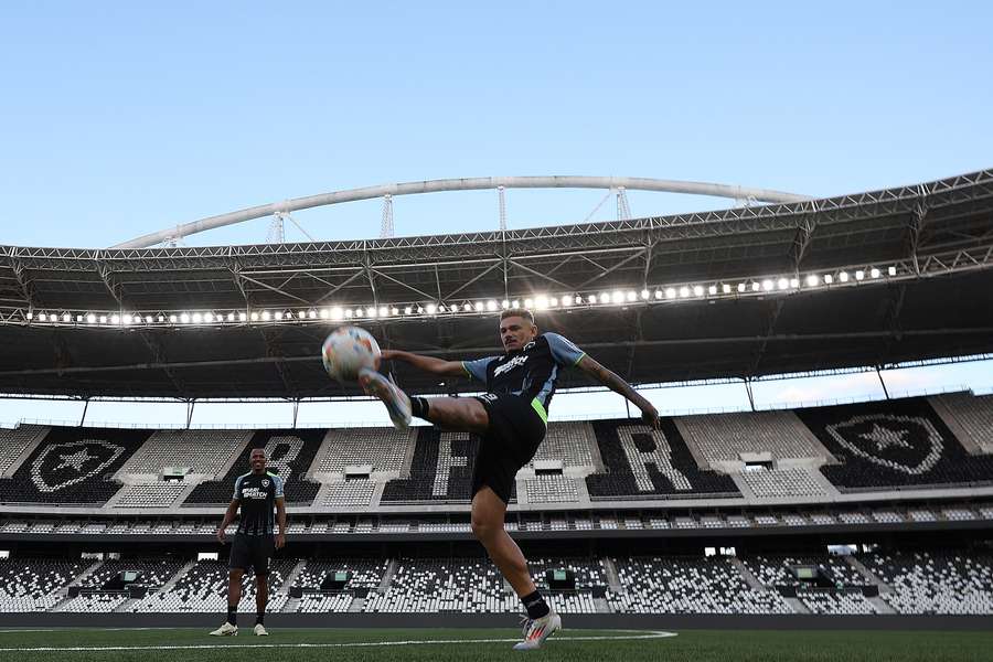 Tiquinho treina no Nilton Santos na véspera do duelo brasileiro