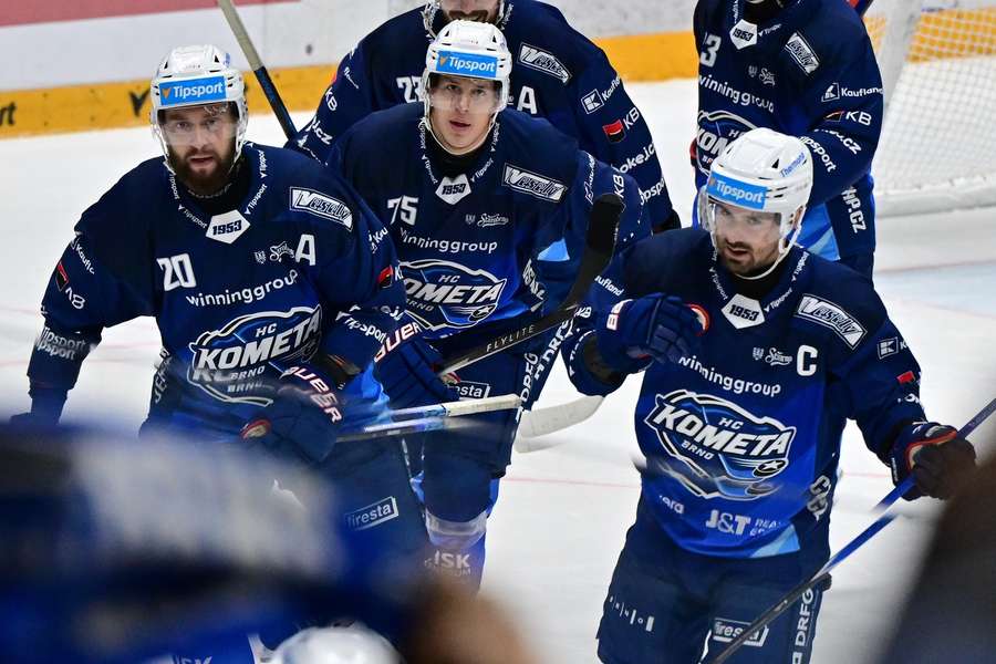 Hynek Zohorna, Arttu Ilomäki a Jakub Flek slaví gól v zápase s Vítkovicemi.