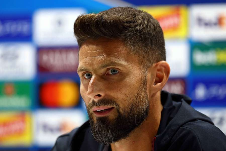 Giroud face à la presse ce lundi.