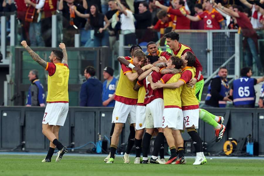 Die Spieler des AS Rom feiern das 1:0 durch Gianluca Mancini