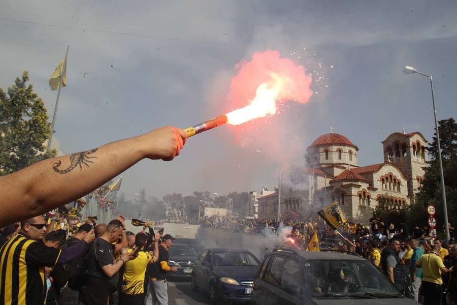 Am Montag kam es zu schweren Zusammenstößen zwischen AEK- und Dinamo-Anhängern.