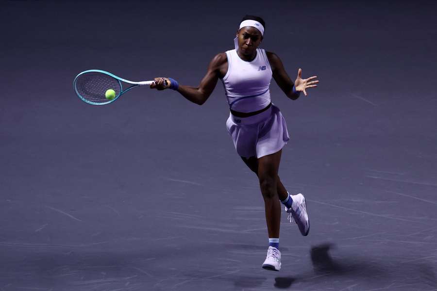 Coco Gauff frappe un coup droit face à Aryna Sabalenka aux WTA Finals 2025 à Riyad.