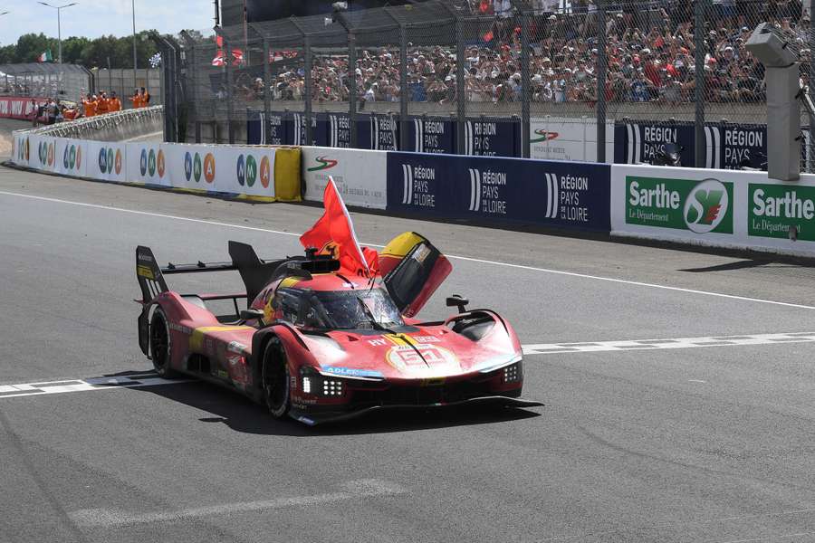 Den italienske kører Alessandro Pier Guidi holder et Ferrari-flag efter at have krydset målstregen og vundet 24-timers løbet i Le Mans. 
