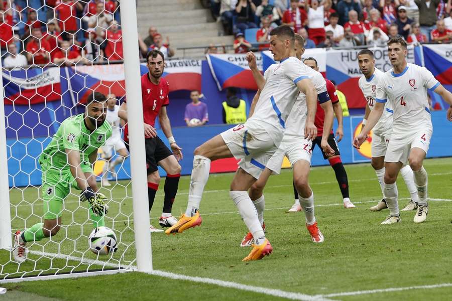 Patrik Schick tocou para o gol vazio e garantiu o empate